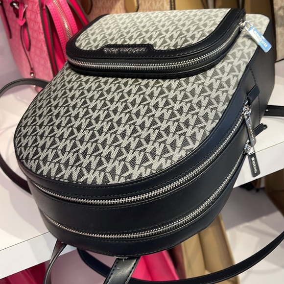 Michael Kors Jaycee Medium Ombré Signature Logo Backpack
Black 
NWT - Picture 12 of 14